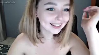 La belle teen brune Jessica Sinn se masturbe