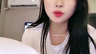 Belle fille avec de beaux seins et une drôle de chatte potelée