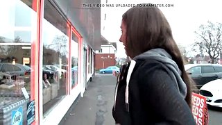 Niegrzeczna brunetka, nastolatka Leyla sika na świeżym powietrzu