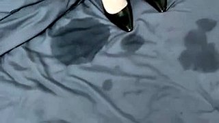 肉嘟嘟金丝眼镜妹子了全裸露脸，尿尿进小瓶子，肉丝大肥屁股，深喉口交