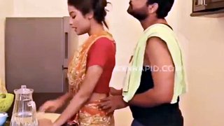 Indický pár romantika v kuchyni - desi webová série
