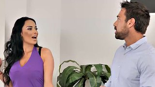 La amiga tetona de la esposa se encarga de una erección