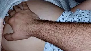 ลูกเลี้ยงดึงไก่ของเขาออกมาพร้อมทั้งเลื่อนมือไปเหนือก้นใหญ่ของแม่เลี้ยง