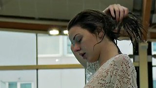 สาวผมแดงสุดเซ็กซี่ในชุดสีขาว