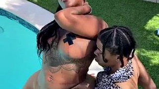 ΜΕΓΑΛΟΣ κώλος στην πισίνα