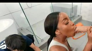 Puta atrapada en el baño es doblemente follada