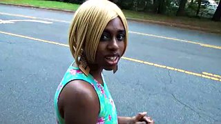 เพื่อดึงดูดกระเจี๊ยวฉันเดินและแฟลชตูดไม้มะเกลือของฉันนอกบ้าน hd