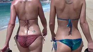 كارلي مونتانا في بيكيني تمتص والملاعين على الشاطئ