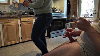 Viendo porno duro hasta que me corro fuerte mientras mi hermanastra cocina