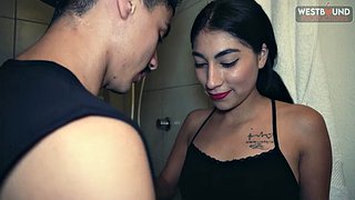 لاتينا مارس الجنس في الحمام بعد التمرين