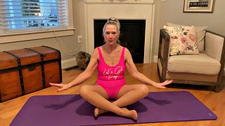 65岁老奶奶为年轻人健身做瑜伽