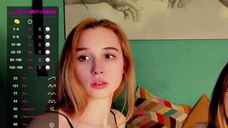 Bardzo gorąca amatorka tajska nastolatka bawi się swoją cipką przed kamerą