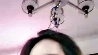 Montrez votre visage et faites une gorge profonde à une grosse bite sans préservatif dans différentes positions. Regardez le creampie de la chatte et le creampie.