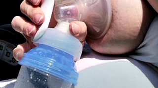 Βγάζω τα μεγάλα άδεια βυζιά μου στο αυτοκίνητο