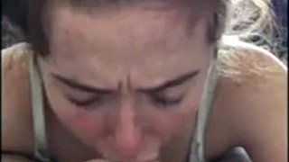 Esposa chupa a su esposo mientras le cuenta sobre su primera bbc