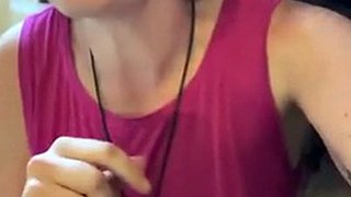 Η θετή μαμά σχεδόν βραχεί πριν σπρώξει το μουνί της στο πρόσωπό σου και απλώσει τα σέξι τριχωτά εξωτερικά χείλη της χρησιμοποιώντας τα ηβικά μαλλιά της