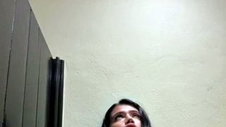 Latina masturbiert auf einer öffentlichen Toilette