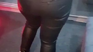 Belle-mère en pantalon de cuir dans la chambre de son beau-fils alors qu&#039;il est nu