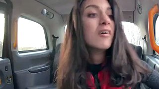 Chuda włoska nastolatka zdradza swojego chłopaka z taksówkarzem