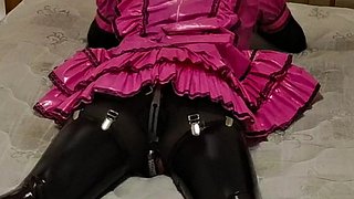Sissy Maid enchaînée au lit dans la chasteté, bâillonnée et mitaines de bondage en cuir menottées