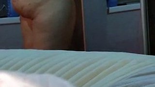 Η θετή μαμά εντελώς γυμνή στο δωμάτιο του θετού γιου