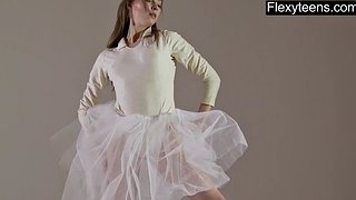 Η ξανθιά αθλήτρια εκτελεί γυμναστική