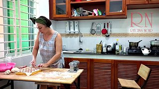 Czas na ravioli! Naga kuchnia. Regina Noir, kucharka dla nudystów w hotelu dla nudystów. Naga służąca. Naga gospodyni domowa. Kamera 1