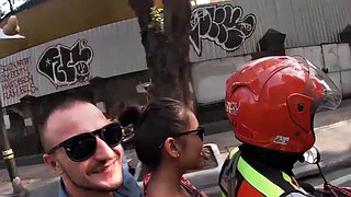 Amateur-Teenagerpaar beim Sex nach einem Tag in Bangkok, Thailand