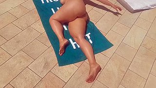 Reife blonde Frau nackt bei Sexspielen im Freien