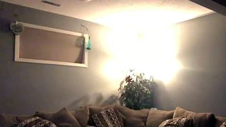 La ragazza si toglie i pantaloni per guardare il porno mentre fa schioccare i fagioli