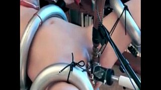 Τρυπημένος σκλάβος με τρυπήματα μουνί, ηλεκτρικό παιχνίδι