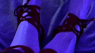 Ποδοπόδι σε γόβες (τρέιλερ) και λευκή ολόσωμη φόρμα