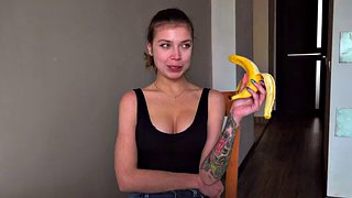 Nevlastní sestra snila o penisu svého bratra a rozhodla se to zkusit ve skutečnosti