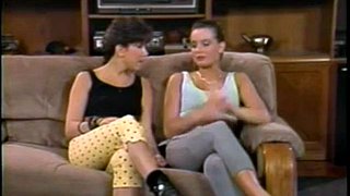 Retour de l'équipe A. Scène lesbienne avec Frankie Leigh et Felicia Fallon : léchage, bongacams et porno à petits seins