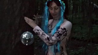 Derin orman boyunca yürüyün