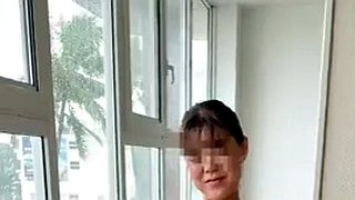 قرنية MD مع البظر كبير يستمني في بهو المصعد