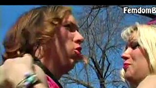 The เครื่องรางเท้า ของ a tranny ใน สาธารณะ