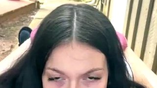 Adolescente blanca chupa la BBC al aire libre