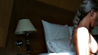 Um adolescente com lábios carnudos os coloca no pau de um cara