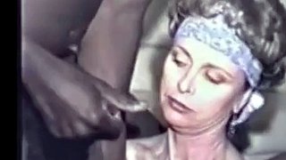 femme échangiste suce deux bites devant son mari