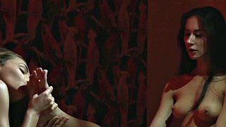 ร้อนแรง ผมสีน้ำตาล masturbates ในขณะที่ เธอ แฟนสาว ดู เธอ ตอนเธอถึงจุดสุดยอด