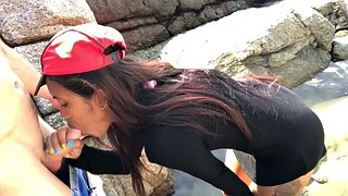 Pompino pubblico dalla fidanzata adolescente asiatica per il suo fidanzato europeo con un grosso cazzo