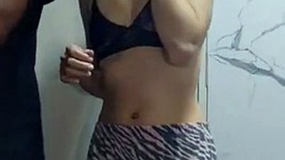 Mój ojczym wchodzi do łazienki i mnie pieprzy