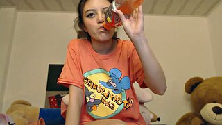 身材苗条，脸蛋可爱的书呆子女孩用她的魅力诱惑你