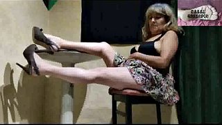 ขาของ Mel กับกระโปรงสั้น