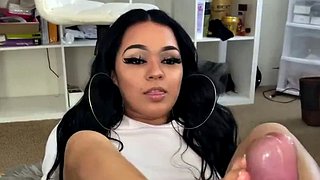 Alicia bir BBC footjob verir