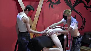 Dom Duo tortura Twink com chicote e chicote