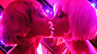 Barbie&#039;yi öpen melekler, Lola lezbiyenleriyle buluşuyor