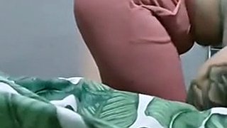 Stemamma uten truser under miniskjørtet mens stesønnen trakk ut pikken