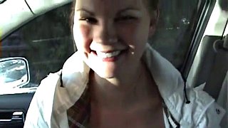 Araba sürerken pembe kedi ve oral seks ile sıcak Sarışın